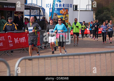 Bournemouth, UK 7. April 2013. Bournemouth Bay laufen. Bournemouths nur Küsten Halbmarathon - laufen die Teilnehmer neben der Ärmelkanal-Küste, wichtige Mittel für die British Heart Foundation Charity zur Bekämpfung von Herz-Kreislauferkrankungen zu erhöhen. Die beliebte Veranstaltung bietet die Möglichkeit, ein Halbmarathon, 10 km Lauf, 5k Run und 1 k Familie Fun Run Bournemouths Meer entlang. Bildnachweis: Carolyn Jenkins / Alamy Live News Stockfoto