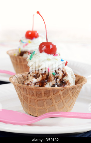 Schokolade Eisbecher in einer Waffel-Schüssel Stockfoto