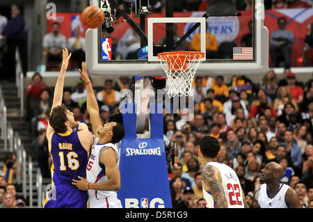 Los Angeles, Kalifornien, USA. 7. April 2013. Los Angeles Lakers macht nach vorne schießt Pau Gasol #16 dem Ball über die Los Angeles Clippers Mitte Ryan Hollins #15 in der ersten Hälfte der NBA Basketball-Spiel zwischen den Los Angeles Lakers und der Los Angeles Clippers im Staples Center in Los Angeles, Kalifornien... Die Los Angeles Clippers besiegen die Los Angeles Lakers 109-95.Louis Lopez/CSM/Alamy Live News Stockfoto