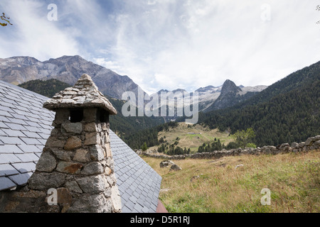 Ortsteil Biadós im Valle de Chistau - Huesca, Aragon, Spanien. Typische Schornstein der Region im Sinne des Espantabrujas. Stockfoto