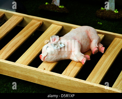 Ferkel, Stein Gartenfiguren. Gartenornament. Stockfoto