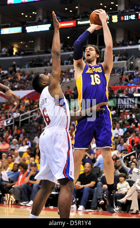 Los Angeles, Kalifornien, USA. 7. April 2013. Los Angeles Lakers macht nach vorne schießt Pau Gasol #16 dem Ball über die Los Angeles Clippers Mitte DeAndre Jordan #6 in der zweiten Hälfte der NBA Basketball-Spiel zwischen den Los Angeles Lakers und der Los Angeles Clippers im Staples Center in Los Angeles, Kalifornien... Die Los Angeles Clippers besiegen die Los Angeles Lakers 109-95.Louis Lopez/CSM/Alamy Live News Stockfoto
