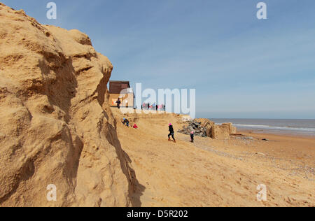 Hembsby, Norfolk, Großbritannien. 7. April 2013. Wochen anhaltenden Nordost Winde verursachen bis zu einem Rückgang der Strand Ebene Erosion am Hembsby, Norfolk, England, Vereinigtes Königreich am 7. April 2013 10 ft. Bildnachweis: Mark Dyball / Alamy Live News Stockfoto