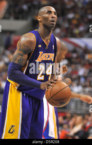 Los Angeles, Kalifornien, USA. 7. April 2013. Los Angeles Lakers shooting Guard Kobe Bryant #24 an der Freiwurflinie schießt dem Ball in der zweiten Hälfte der NBA Basketball-Spiel zwischen den Los Angeles Lakers und der Los Angeles Clippers im Staples Center in Los Angeles, Kalifornien... Die Los Angeles Clippers besiegen die Los Angeles Lakers 109-95.Louis Lopez/CSM/Alamy Live News Stockfoto