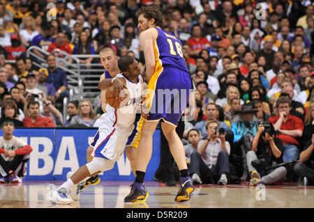 Los Angeles, Kalifornien, USA. 7. April 2013. Los Angeles Clippers Point Guard Chris Paul #3 bewegt sich der Ball als Los Angeles Lakers Power forward Pau Gasol #16 und Los Angeles Lakers Point Guard Steve Blake #5 in der zweiten Hälfte des NBA-Basketball-Spiel zwischen den Los Angeles Lakers und der Los Angeles Clippers im Staples Center in Los Angeles, Kalifornien zu verteidigen... Die Los Angeles Clippers besiegen die Los Angeles Lakers 109-95.Louis Lopez/CSM/Alamy Live News Stockfoto