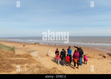 Hembsby, Norfolk, Großbritannien. 7. April 2013. Wochen anhaltenden Nordost Winde verursachen bis zu einem Rückgang der Strand Ebene Erosion am Hembsby, Norfolk, England, Vereinigtes Königreich am 7. April 2013 10 ft. Bildnachweis: Mark Dyball / Alamy Live News Stockfoto