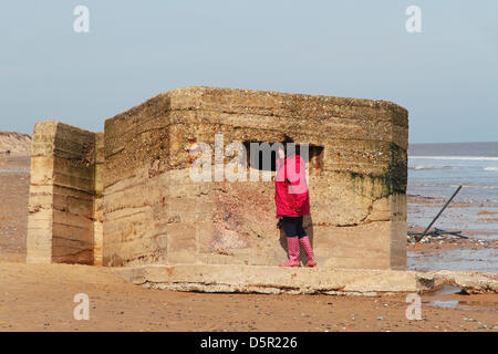 Hembsby, Norfolk, Großbritannien. 7. April 2013. Wochen anhaltenden Nordost Winde verursachen bis zu einem Rückgang der Strand Ebene Erosion am Hembsby, Norfolk, England, Vereinigtes Königreich am 7. April 2013 10 ft. Bildnachweis: Mark Dyball / Alamy Live News Stockfoto