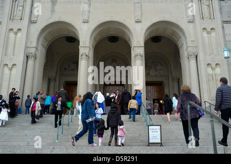 Katholische Kirchgänger verlassen Basilica des nationalen Schreins der Unbefleckten Empfängnis in Washington, D.C. Stockfoto
