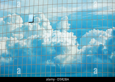 Bewölkter Himmel spiegelt sich in den Fenstern eines Hochhauses - städtischen Hintergrund Stockfoto