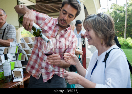 Wein und Gläser set für eine Verkostung in Undurraga Weinberge und Weinkeller in Talagante Chile Stockfoto