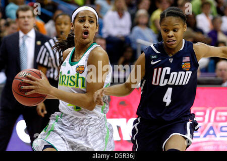 7. April 2013 - New Orleans, Louisiana, Vereinigte Staaten von Amerika - 7. April 2013: Notre Dame Wache Skylar Diggins (4) Laufwerke gegen Connecticut bewachen Moriah Jefferson (4) im ersten Halbjahr das Halbfinale des Final Four der Frauen zwischen Connecticut und Notre Dame in der New Orleans Arena in New Orleans, Louisiana Stockfoto