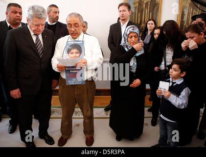 ARCHIV - Datei Bild vom 18. Februar 2012 zeigt deutsche Präsident Joahcim Gauck (L) hören einer Rede von Ismail Yozgat (2-L), wer trägt ein Bild seines Sohnes Halit und steht neben seiner Frau Ayse, in Berlin, Deutschland, 18. Februar 2013. Yozgat Sohn wurde von Mitgliedern der Neo-Nazi-Terror-Zelle NSU in Kassel im Jahr 2006 ermordet. Foto: Fabrizio Bensch Stockfoto