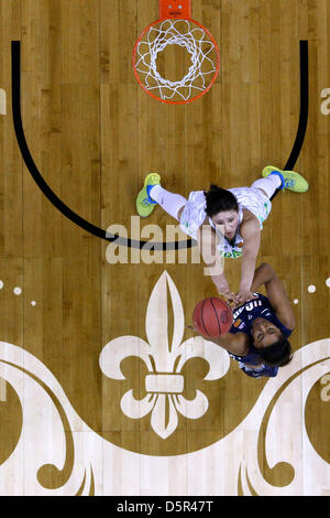 7. April 2013 - New Orleans, Louisiana, Vereinigte Staaten von Amerika - 7. April 2013: Connecticut vorwärts Morgan Tuck (3) schießt auf Notre Dame weiterleiten Natalie Achonwa (11) während der ersten Hälfte das Halbfinale des Final Four der Frauen zwischen Connecticut und Notre Dame in der New Orleans Arena in New Orleans, Louisiana Stockfoto