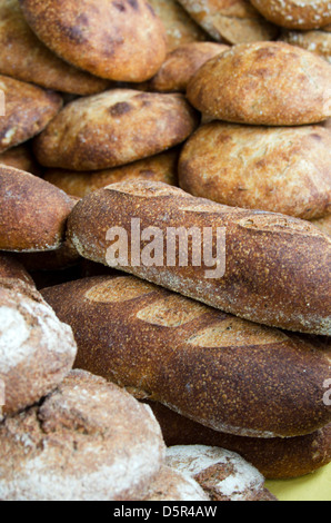 Knusprige Brote Bio Französisch und italienisch anmutende auf Common Ground Messe Bauernmarkt, Einheit, Maine Stockfoto