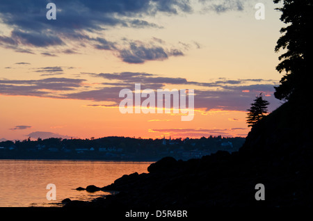 Sonnenuntergang mit mündelsichere Wolken und Silhouette Fichten von Campobello Island in Kanada suchen in Eastport, Maine. Stockfoto