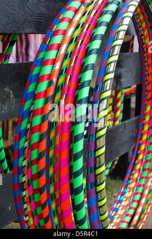 Hula Hoops hängen an einem Stand auf der Messe Gemeinsamkeiten, Einheit, Maine Stockfoto