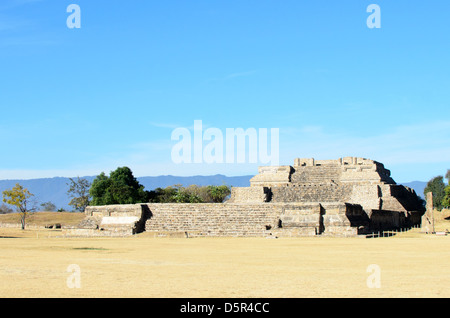 Morgenlicht auf Gebäude IV am Monte Alban, einer präkolumbianischen Zapoteken-Ruine in Oaxaca, Mexiko. Stockfoto