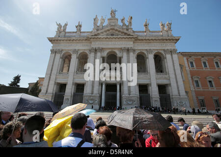 Rom, Italien. 7. April 2013. Das Publikum wartet außerhalb der Erzbasilika San Giovanni in Laterano für die Siedlung Zeremonie der Papst Francis ich. Viele Menschen Zuflucht vor der Sonne und Hitze mit Sonnenschirmen. Bildnachweis: Mattia Dantonio / Alamy Live News Stockfoto