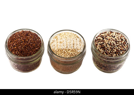 Rote, goldene (weiße) und dreifarbige Quinoa in kleinen Gläsern (Chenopodium quinoa) Stockfoto