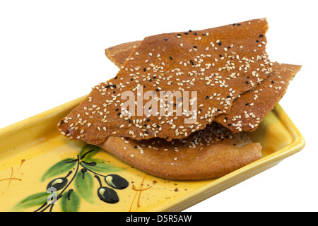 Traditionelles Lavaschichtlaterbrot mit Sesamsamen auf einem Tablett mit weißem Hintergrund Stockfoto