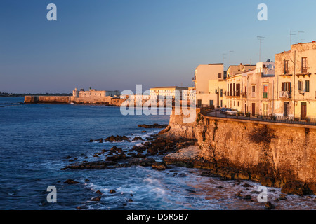 Siracusa, Ortigia, östliche Küste mit Burg Maniace bei Sonnenaufgang. Sizilien, Italien Stockfoto