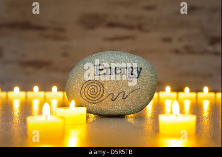 Japan-Zen-Garten mit Stein von Energie- und Kerze leuchtet Stockfoto