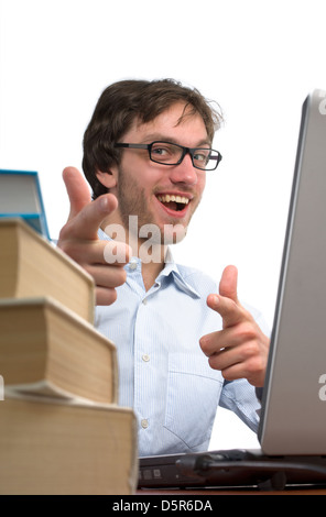 Mann glücklich, nachdem sie die gute Nachricht vorne am Laptop sah Stockfoto