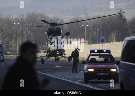 Rokycany, Tschechien. 8. April 2013. Polizei und Rettungskräfte arbeiten am Ort des Unfalls, bei dem ein französischer Bus fiel aus einer Autobahnbrücke in der Nähe von Rokycany, Tschechien, etwa 80 Kilometer südwestlich von Prag, auf Montag, 8. April 2013. Eine Person starb und ca. 20 Personen verletzten gemeldet. (CTK Foto/Petr Eret/Alamy Live News) Stockfoto