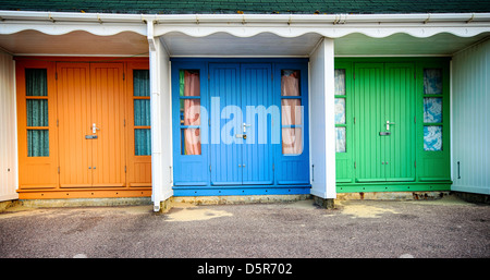 Farbenfrohe Strandhütten an Durley Chine Strand in Bournemouth Stockfoto