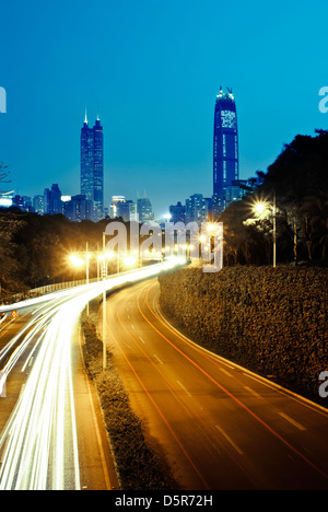 Schnell bewegenden Autos in der Nacht Stockfoto