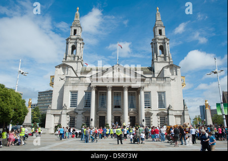 Hunderten versammeln sich im Millenium Rathausplatz Leeds Civic zum protest gegen die geplante Schliessung Stockfoto