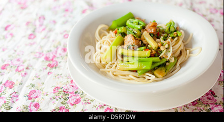 Gebratene Spaghetti mit Grünkohl und getrocknete Salzfisch thai food Stockfoto