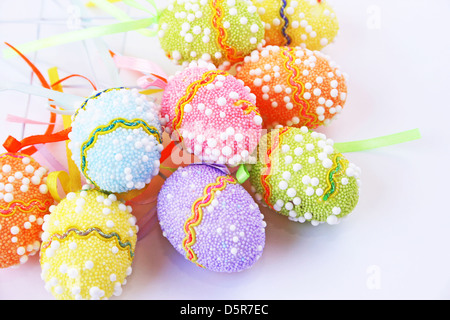 Bunte Ostereier auf grauem Hintergrund. Stockfoto