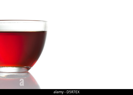 Glastasse Tee auf weißem Hintergrund Stockfoto