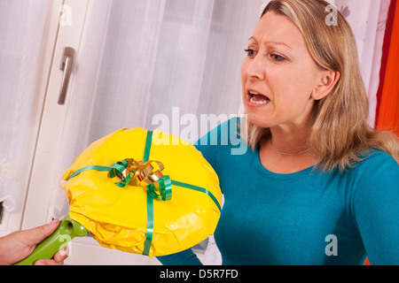 hübsche Frau bekommt einen lieblosen Geschenk Stockfoto