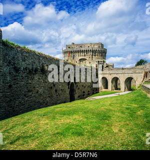 Burggraben des Schlosses Château de Dinan und halten Sie von der Herzogin Anne 14. Jahrhundert Dinan Brittany France Stockfoto