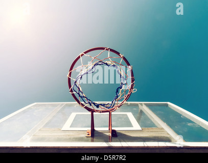 Basketball unter Net Stockfoto