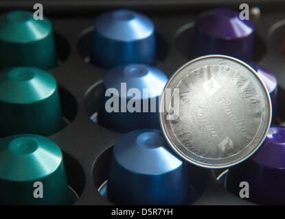 Nespressokapseln Kaffee liegen im Display von Nespresso in Liederbach, Deutschland, 23. Februar 2013. Billiger konkurrierende Hersteller von Kaffee-Kapseln dürfen außerdem darauf hinweisen, dass sie für Nespresso-Maschinen passend sind. Foto: Frank Kleefeldt Stockfoto