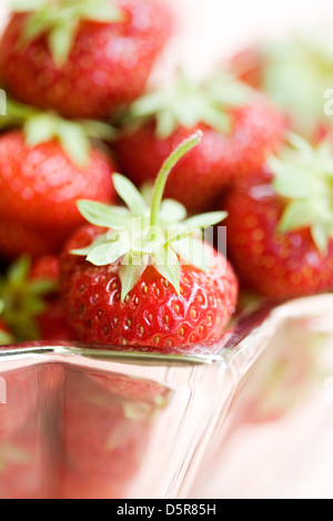 Frische Erdbeeren im Stern geformt Glasschale Stockfoto