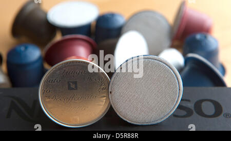 Nespresso Kaffee Kapseln liegen im Display von Nespresso neben einer Kapsel eines anderen Unternehmens (weiße Spitze-R) in Liederbach, Deutschland, 23. Februar 2013. Billiger konkurrierende Hersteller von Kaffee-Kapseln dürfen außerdem darauf hinweisen, dass sie für Nespresso-Maschinen passend sind. Foto: Frank Kleefeldt Stockfoto