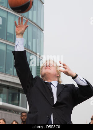 London, Großbritannien. 8. April 2013. Boris Johnson schießen einige Reifen. Londoner Bürgermeister Boris Johnson fördert die 2013 Turkish Airlines Euroleague Final Four Basketball Event in der O2 vom 10.-12. Mai 2013 gespielt zu werden, und das Programm der freien Tätigkeiten, die im Zusammenhang mit der Veranstaltung übernimmt die Londoner beteiligt mit Basketball zu zeigen. Stockfoto