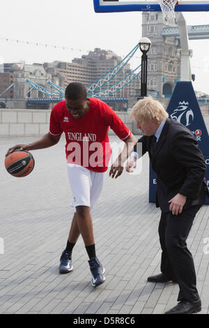 London, UK. 8. April 2013. Boris Johnson mit U18-England Spieler Kingsley Okoroh. Londoner Bürgermeister Boris Johnson fördert 2013 türkischen Airlines Euroleague Finale vier Basketball Event vom 10.-12. Mai 2013 in die O2-Arena gespielt werden, und um das Programm an kostenlosen Aktivitäten aufzudecken, die in Verbindung mit der Veranstaltung zu Londoner Basketball engagieren stattfinden wird. Bildnachweis: Nick Savage/Alamy Live-Nachrichten Stockfoto