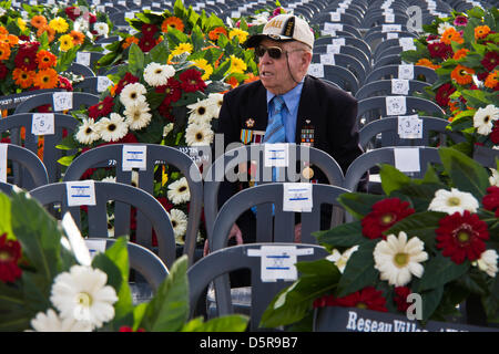 Jerusalem, Israel. 8. April 2013. Eine hoch dekorierte WWII Veteran sitzt unter Blumenkränze, kurz bevor die Kranzniederlegung zum Gedenken an Holocaust Märtyrer und Helden Remembrance Day beginnt. Jerusalem, Israel. 8. April 2013.  Präsident Shimon Peres, Premierminister Benjamin Netanyahu, US-Außenminister John Kerry, Würdenträger und Überlebenden teilgenommen eine Kranzniederlegung am Holocaust Märtyrer und Helden Remembrance Day auf dem Warschauer Ghetto Platz in Yad Vashem. Bildnachweis: Nir Alon / Alamy Live News Stockfoto