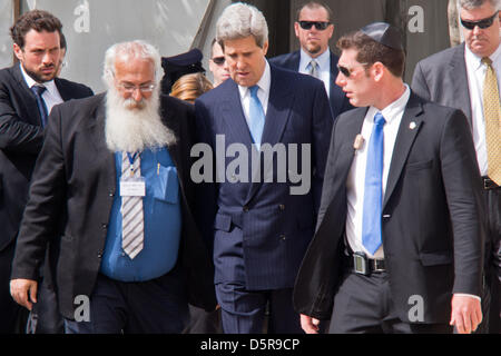 Jerusalem, Israel. 8. April 2013. United States Secretary Of State, John Kerry, betritt das Warschauer Ghetto Square im Yad Vashem Holocaust Museum für den Holocaust Märtyrer und Helden Volkstrauertag Kranzniederlegung. Jerusalem, Israel. 8. April 2013.  Präsident Shimon Peres, Premierminister Benjamin Netanyahu, US-Außenminister John Kerry, Würdenträger und Überlebenden teilgenommen eine Kranzniederlegung am Holocaust Märtyrer und Helden Remembrance Day auf dem Warschauer Ghetto Platz in Yad Vashem. Bildnachweis: Nir Alon / Alamy Live News Stockfoto