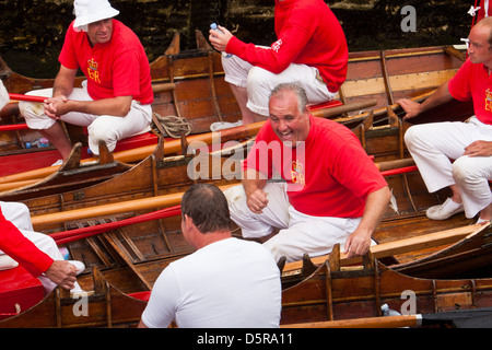 Die Queen's Swan Uppers führen die jährliche Schwanenaufwärtszählung entlang der Themse durch. Stockfoto