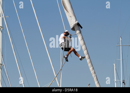 Ein Besatzungsmitglied bereiten Segel vor einer Regatta in Palma de Mallorca Bucht, auf der spanischen Balearen-Insel. Stockfoto