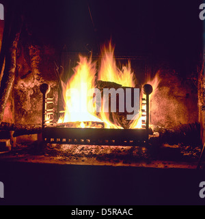 Holzverbrennung im Kamin Brittany France Europe Stockfoto