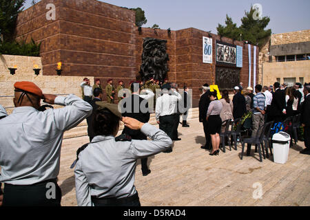 Jerusalem, Israel. 8. April 2013. IDF Offiziere Gruß als eine zwei-Minuten-Sirene durchdringt die Stille bundesweit auf die Märtyrer und Helden-Gedenktag. Jerusalem, Israel. 8. April 2013.  Präsident Shimon Peres, Premierminister Benjamin Netanyahu, US-Außenminister John Kerry, Würdenträger und Überlebenden teilgenommen eine Kranzniederlegung am Holocaust Märtyrer und Helden Remembrance Day auf dem Warschauer Ghetto Platz in Yad Vashem. Bildnachweis: Nir Alon / Alamy Live News Stockfoto