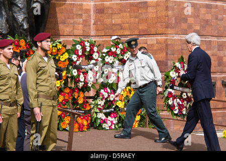 Jerusalem, Israel. 8. April 2013. United States Secretary Of State, John Kerry, trägt einen Kranz unter dem Denkmal für die Opfer des Warschauer Ghettos auf Holocaust Märtyrer und Helden Gedenktag platziert werden. Jerusalem, Israel. 8. April 2013.  Präsident Shimon Peres, Premierminister Benjamin Netanyahu, US-Außenminister John Kerry, Würdenträger und Überlebenden teilgenommen eine Kranzniederlegung am Holocaust Märtyrer und Helden Remembrance Day auf dem Warschauer Ghetto Platz in Yad Vashem. Bildnachweis: Nir Alon / Alamy Live News Stockfoto