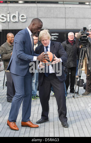 London, UK. 8. April 2013. Turkish Airlines Euroleague Final Four Photocall. Rathaus, London, UK 08.04.2013 Boris Johnson eine Lektion auf wie einen Basketball mit Pops Mensah-BonsuBasketball-Player, zu halten, während 2013 Turkish Airlines Euroleague Final Four-Basketball-Turnier vor dem Rathaus, London Förderung gegeben. Bildnachweis: Jeff Gilbert / Alamy Live News Stockfoto